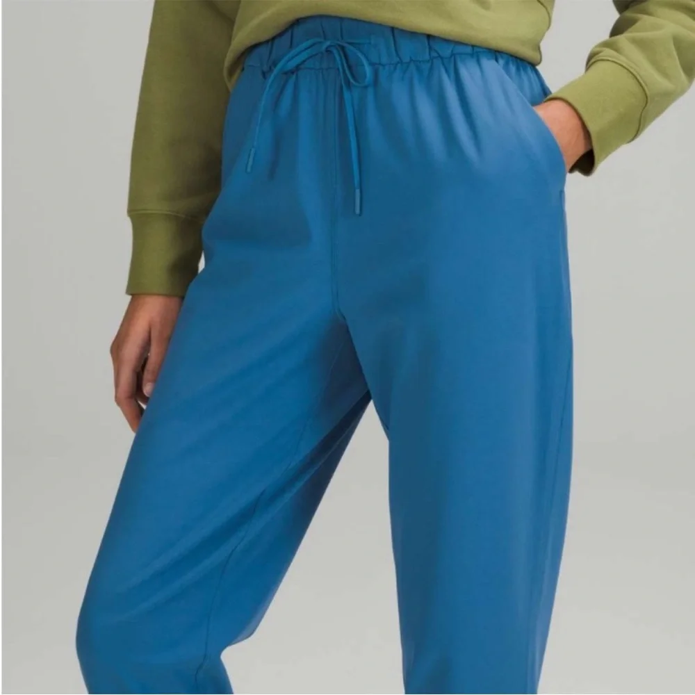 Lululemon Outfit Bundle – Clip-In Tank (6) & High-Rise Joggers (2) - Picture 8 of 16